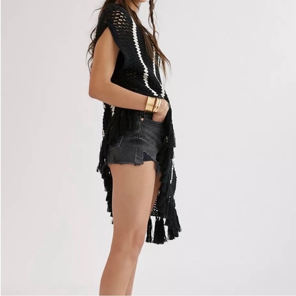 ANTHROPOLOGIE ONE SHOULDER CROCHET PONCHO BLACK AND WHITE ONE SIZE - Picture 2 of 6